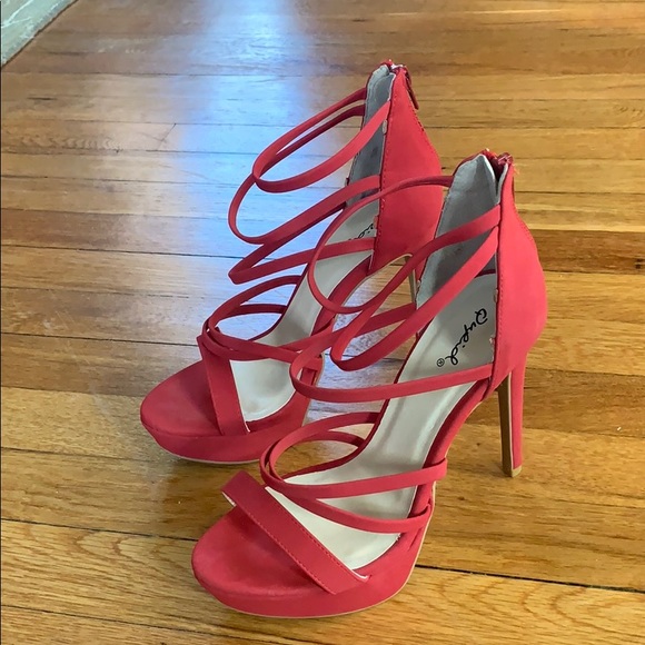 Cute stewpot red heels! Size 7 WORN ONCE - Picture 2 of 7